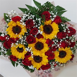 Bouquet 24 rosas vermelhas com girassóis